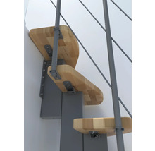 Detailaufnahme einer Raumspartreppe mit Holzstufen und Stahlgeländer