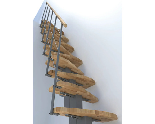 Raumspartreppe mit Holzstufen und Metallgeländer