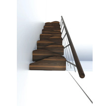 Holztreppe mit Handlauf an einer weißen Wand