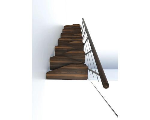 Holztreppe mit Handlauf an einer weißen Wand