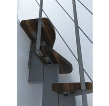 Detailaufnahme einer Treppe mit Holzstufen und Metallgeländer