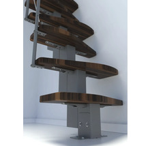 Detailansicht einer Raumspartreppe mit Holzstufen und Metallgeländer