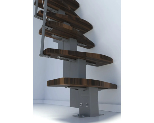 Detailansicht einer Raumspartreppe mit Holzstufen und Metallgeländer