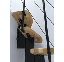 Detailaufnahme einer Treppe mit Holzstufen und Metallgeländer
