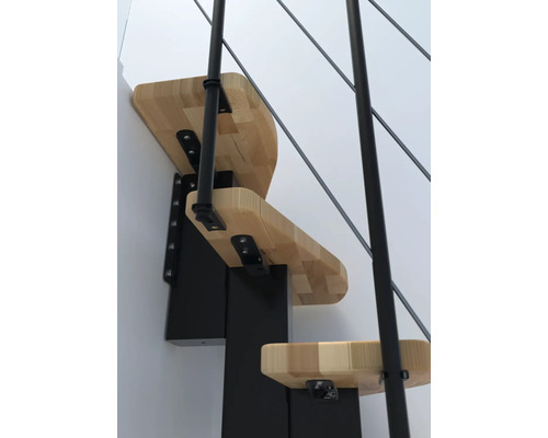 Detailaufnahme einer Treppe mit Holzstufen und Metallgeländer