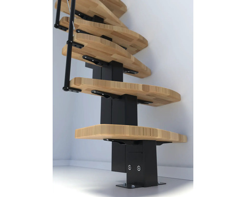 Holztreppe mit schwarzer Spindel