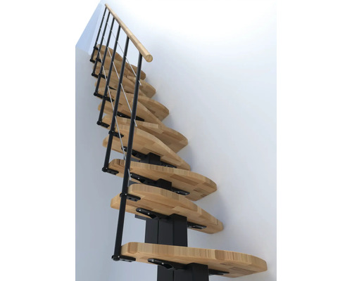 Holztreppe mit Metallgeländer und Holzhandlauf.