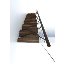 Treppe aus Holz mit Geländer an einer Wand