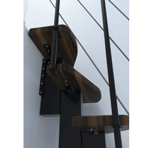 Detailaufnahme einer Treppe mit Holzstufen und Metallgeländer