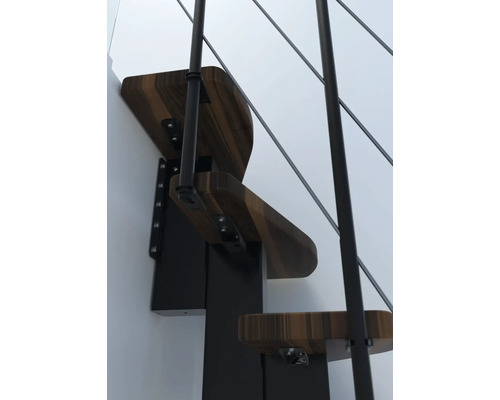 Detailaufnahme einer Treppe mit Holzstufen und Metallgeländer