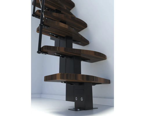 Wendeltreppe mit Holzstufen und Metallgeländer