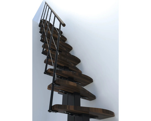 Raumspartreppe aus Holz und Metall mit Geländer an einer weißen Wand
