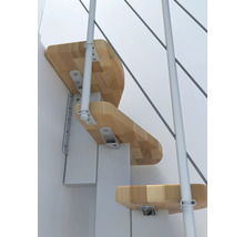 Detailaufnahme einer Raumspartreppe mit Holzstufen und Metallgeländer