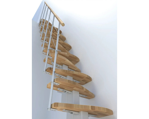 Raumspartreppe mit Holzstufen und Metallgeländer