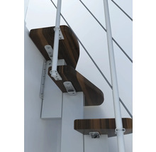 Detailaufnahme einer Treppe mit Holzstufen und weißem Geländer