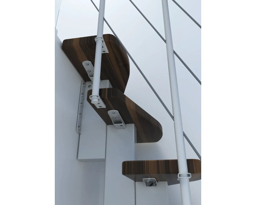 Detailaufnahme einer Treppe mit Holzstufen und weißem Geländer