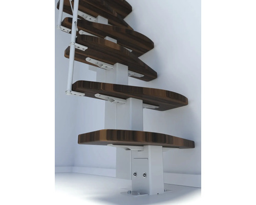 Wendeltreppe mit Holzstufen und weißem Geländer