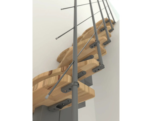 Detailaufnahme einer Wendeltreppe mit Holzstufen und Metallgeländer