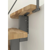 Detailaufnahme einer Treppenstufe aus Holz mit grauer Metallhalterung zur Wandbefestigung.