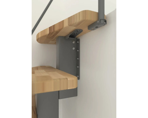 Detailaufnahme einer Treppenstufe aus Holz mit grauer Metallhalterung zur Wandbefestigung.