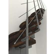 Detailaufnahme einer Treppe mit Holzstufen und einem Geländer mit Metallstreben