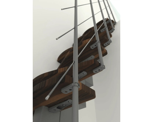 Detailaufnahme einer Treppe mit Holzstufen und einem Geländer mit Metallstreben