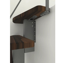 Detailaufnahme einer Treppenstufe aus Holz mit Metallbefestigung an der Wand.