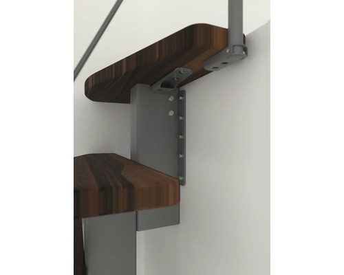 Detailaufnahme einer Treppenstufe aus Holz mit Metallbefestigung an der Wand.