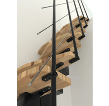 Detailansicht einer Holztreppe mit Metallgeländer