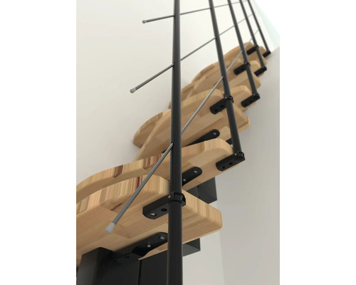 Detailansicht einer Holztreppe mit Metallgeländer