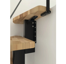 Detailaufnahme einer Holztreppenstufe mit schwarzer Metallhalterung zur Wandmontage.