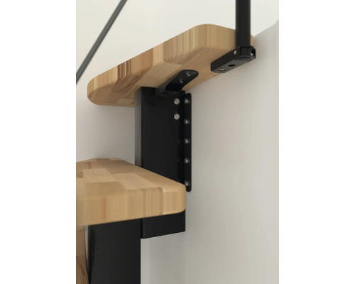 Detailaufnahme einer Holztreppenstufe mit schwarzer Metallhalterung zur Wandmontage.