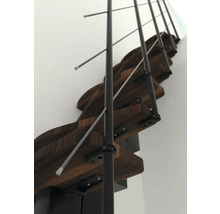 Vue détaillée d''un escalier avec marches en bois et barreaux de garde-corps