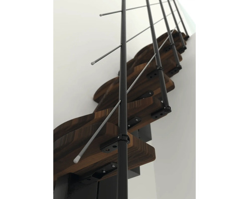 Vue détaillée d''un escalier avec marches en bois et barreaux de garde-corps