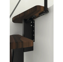 Gros plan d''un escalier en bois avec structure métallique sur un mur.