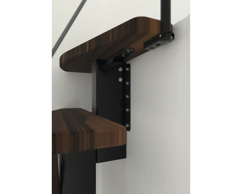 Gros plan d''un escalier en bois avec structure métallique sur un mur.