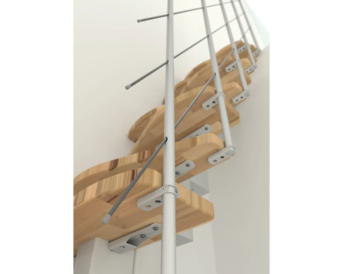 Holztreppe mit Metallgeländer