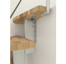 Detailansicht einer Treppe mit Holzstufen und Metallhalterungen