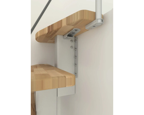 Detailansicht einer Treppe mit Holzstufen und Metallhalterungen