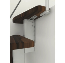 Detailaufnahme einer Holztreppe mit Stahlbefestigung an einer Wand