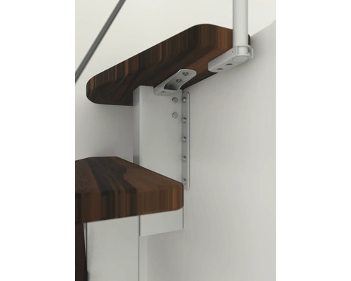 Detailaufnahme einer Holztreppe mit Stahlbefestigung an einer Wand