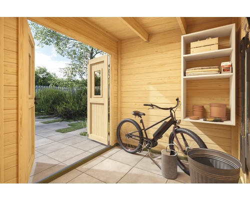 Vue intérieure d''un abri de jardin en bois avec double porte ouverte, étagère, vélo et outils de jardinage