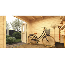 Vue intérieure d''une cabane de jardin avec vélo, outils de jardinage et vue sur le jardin