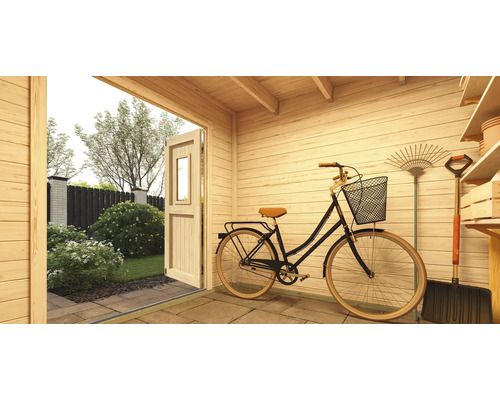 Vue intérieure d''une cabane de jardin avec vélo, outils de jardinage et vue sur le jardin