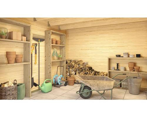 Cabane de jardin en bois clair avec étagères, outils de jardinage et brouette