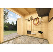 Vue intérieure d''un abri de jardin avec outils et matériel de jardinage au mur.