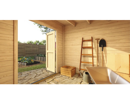 Vue intérieure d''une cabane de jardin avec des outils de jardinage tels qu''une échelle, une pelle, une bêche, un arrosoir et une brouette