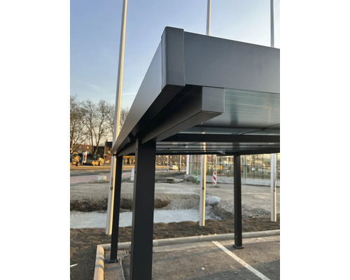 Vue détaillée d''un abribus avec structure métallique et toit en verre