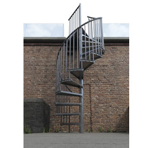 Wendeltreppe aus Metall vor einer Backsteinmauer