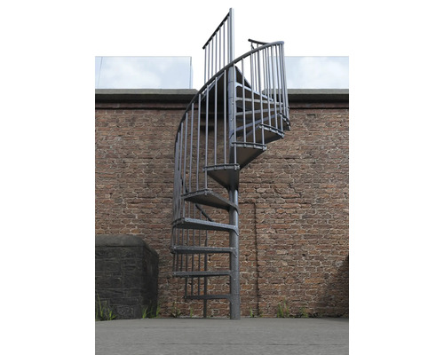 Wendeltreppe aus Metall vor einer Backsteinmauer